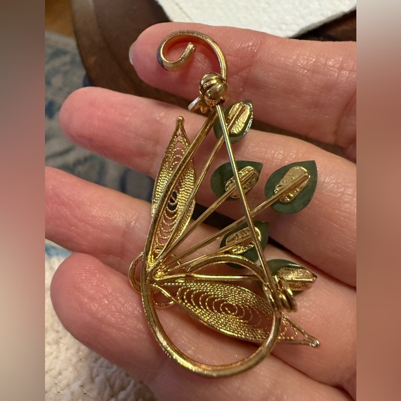 Natural nephrite jade gold tone leaf brooch - Picture 4 of 6